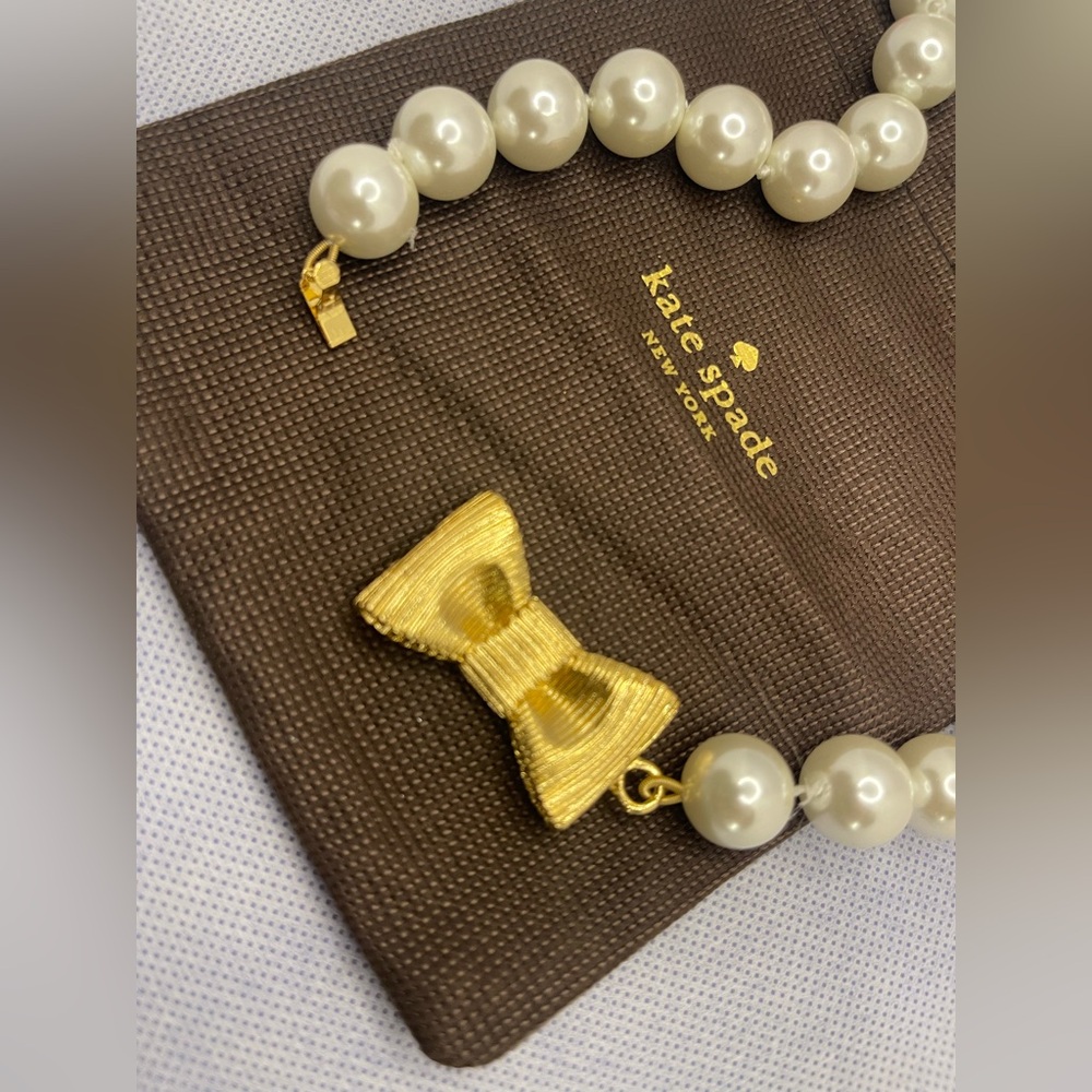 EUC:Kate Spade Pearl & Gold Bow Bracelet, matches ring listed separately! SALE 😊 - Picture 5 of 8
